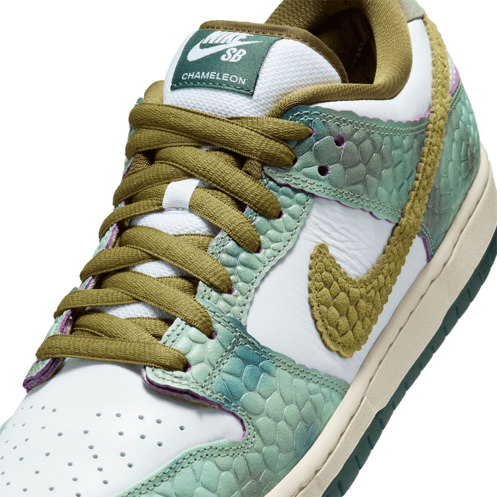 Nike SB Dunk Low Pro - Oil Green / Desert Moss - White - laces